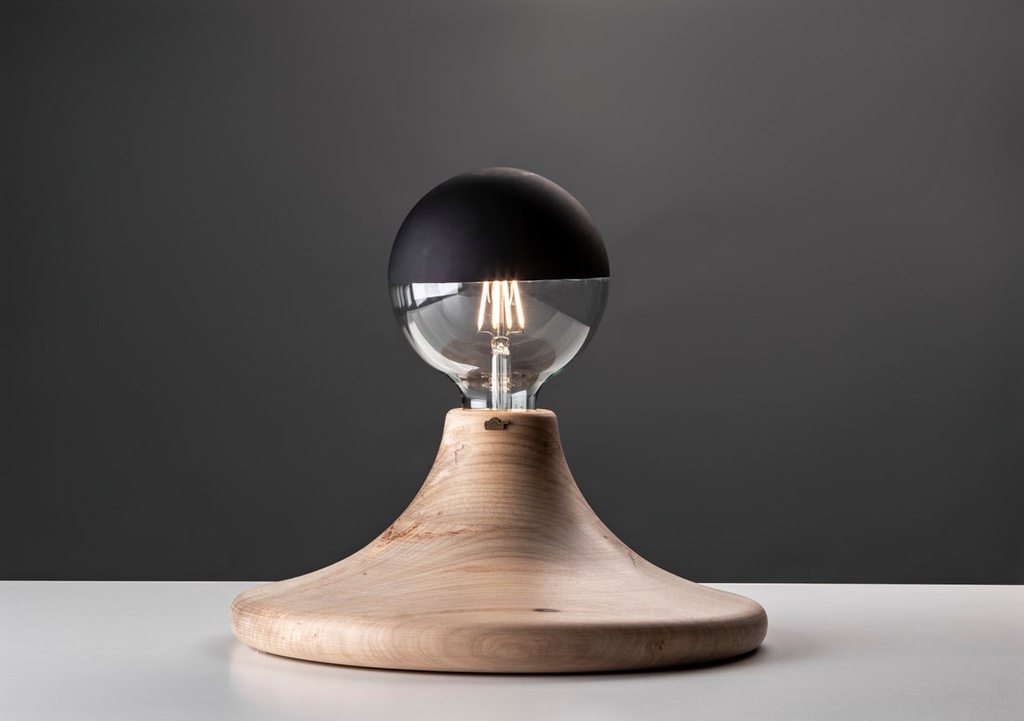 Volcan Lampara de Mesa c/Lamp Led Globo Dorada o Negra c/Interruptor y Ficha